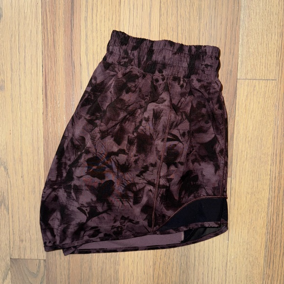 Lululemon Hotty Hot Short - Picture 5 of 5